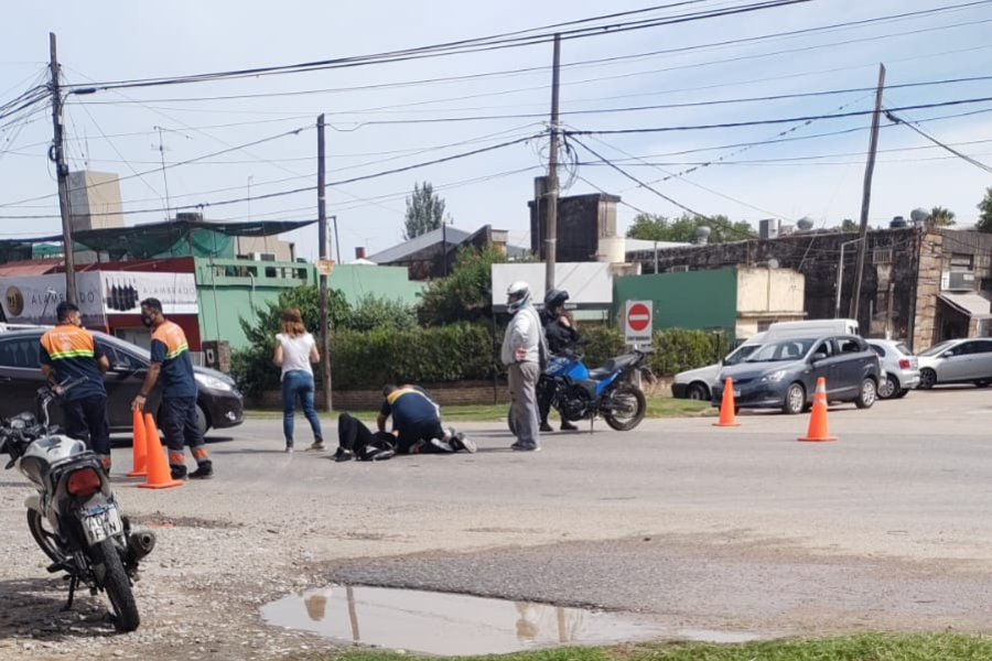 Accidente en Ruta 9: un motociclista embistió a una mujer 